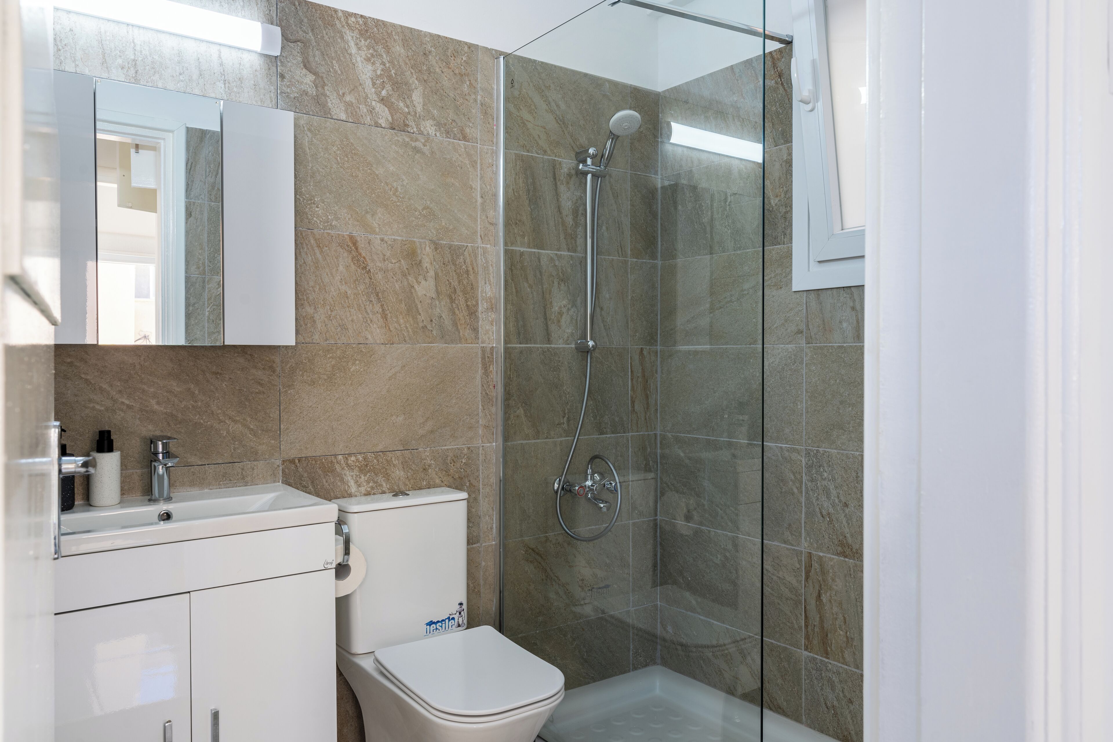 Apartemen, 1 kamar tidur, dapur, pemandangan kota | Kamar mandi | Shower, perlengkapan mandi gratis, pengering rambut, dan handuk