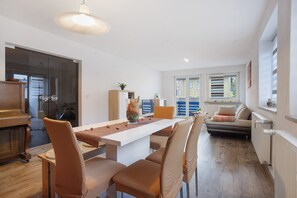 Dining - Apartment 'Allgäu Space' with Shared Garden, Balcony and Wi-Fi (Marktoberdorf)