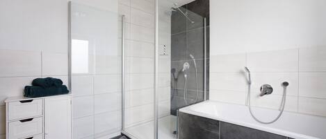 Regadera, secadora de cabello, toallas