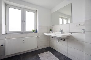 Shower, hair dryer, towels - Apartment 'Allgäu Space' with Shared Garden, Balcony and Wi-Fi (Marktoberdorf)