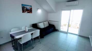 Departamento (One Bedroom Apartment with Balcony an) | Sala de estar | Televisión de pantalla plana de 32 pulgadas con canales vía satélite