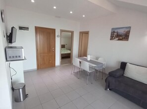 Appartement (One Bedroom Apartment with Balcony an) | Woonkamer | Een 32-inch flatscreentelevisie met satellietzenders