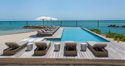 Modern Beachfront Penthouse w/Private Rooftop Pool and Hot tub