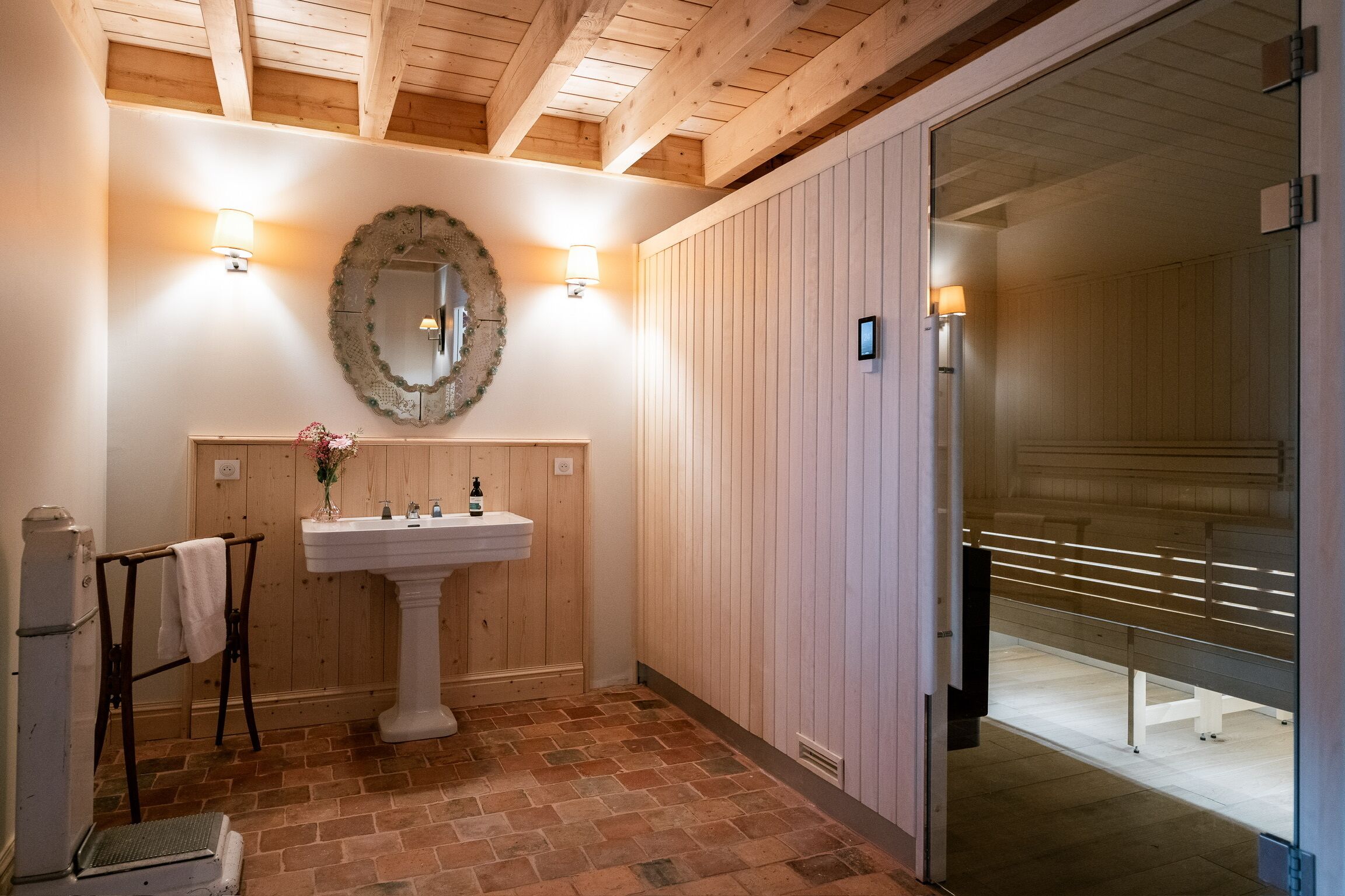 Een douche, een haardroger, handdoeken, zeep