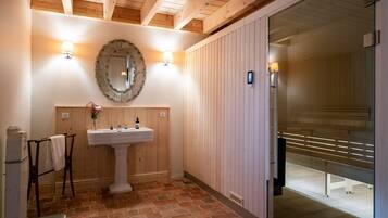 Douche, sĂšche-cheveux, serviettes fournies, savon