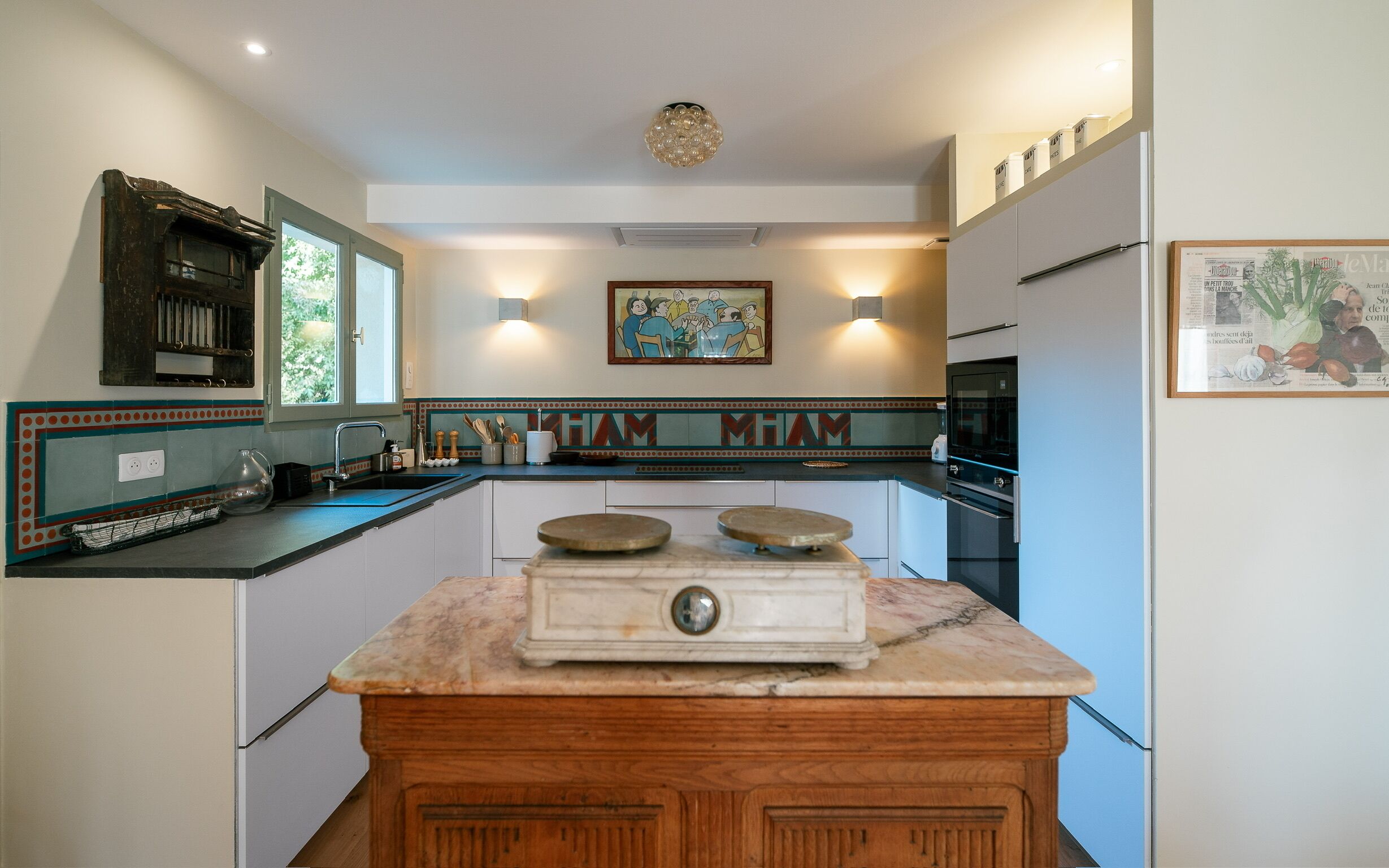 Réfrigérateur, micro-ondes, four, plaque de cuisson