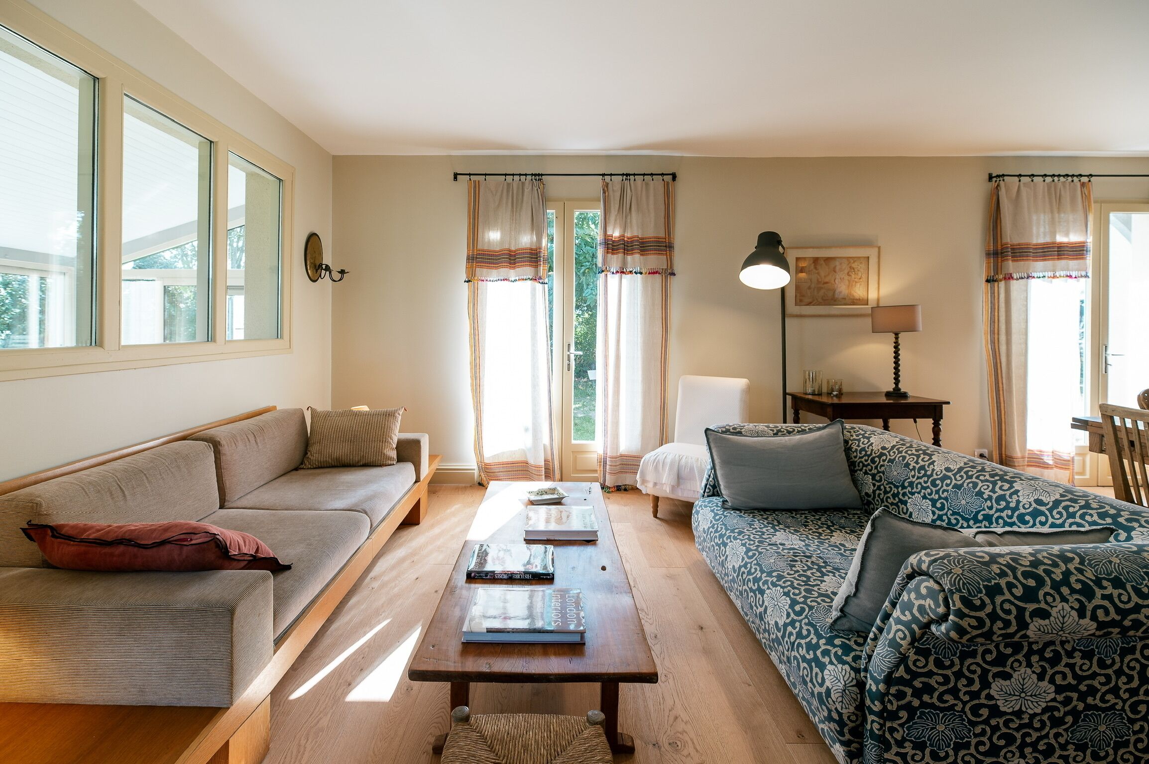 Cheminée, baby-foot, table de tennis de table, livres