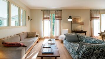 Cheminée, baby-foot, table de tennis de table, livres