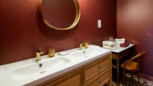 A bathroom with two sinks, a mirror, and a vanity with drawers. - LE COTTAGE - Charming 3 double bedroom villa - 10 minutes from the ocean (Saint-Julien-en-Born)