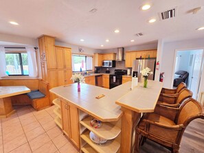 Mikrobølgeovn, ovn, kokeplater og oppvaskmaskin