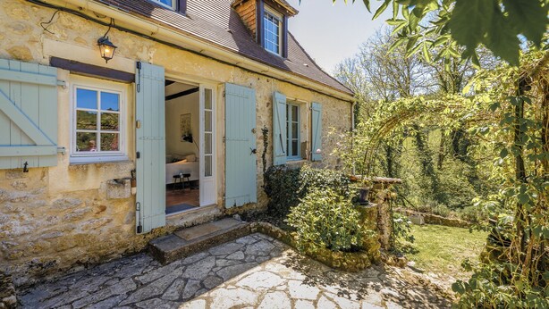 A stone house with a stone pathway leading to a wooden door. - Miramonde, romantic holiday home (Savignac-de-Miremont)