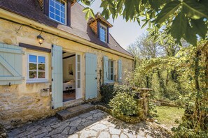 A stone house with a stone pathway leading to a wooden door. - Miramonde, romantic holiday home (Savignac-de-Miremont)