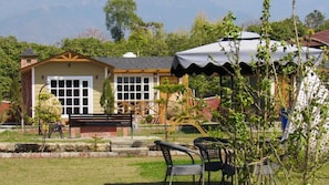 Cottage phong cách cổ điển, sân hiên, quang cảnh vườn | Quang cảnh vườn