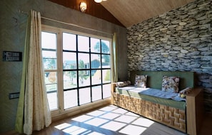 Cottage phong cách cổ điển, sân hiên, quang cảnh vườn | Khu phòng khách