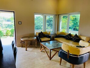 Standard házikó, teraszos udvar | Nappalirész