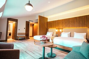 Quarto casal standard, vista para o jardim | Cofres nos quartos, escrivaninha