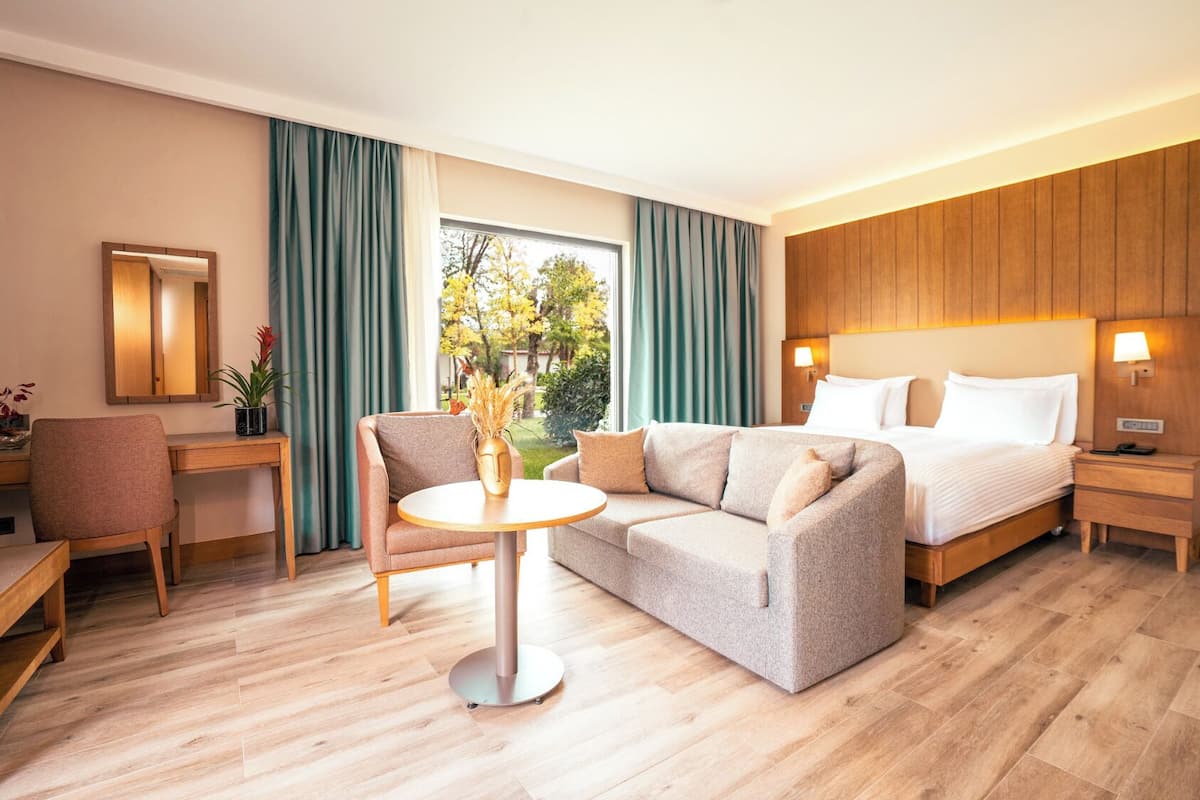 ميني بار وخزنة داخل الغرفة ومكتب وواي فاي مجانًا