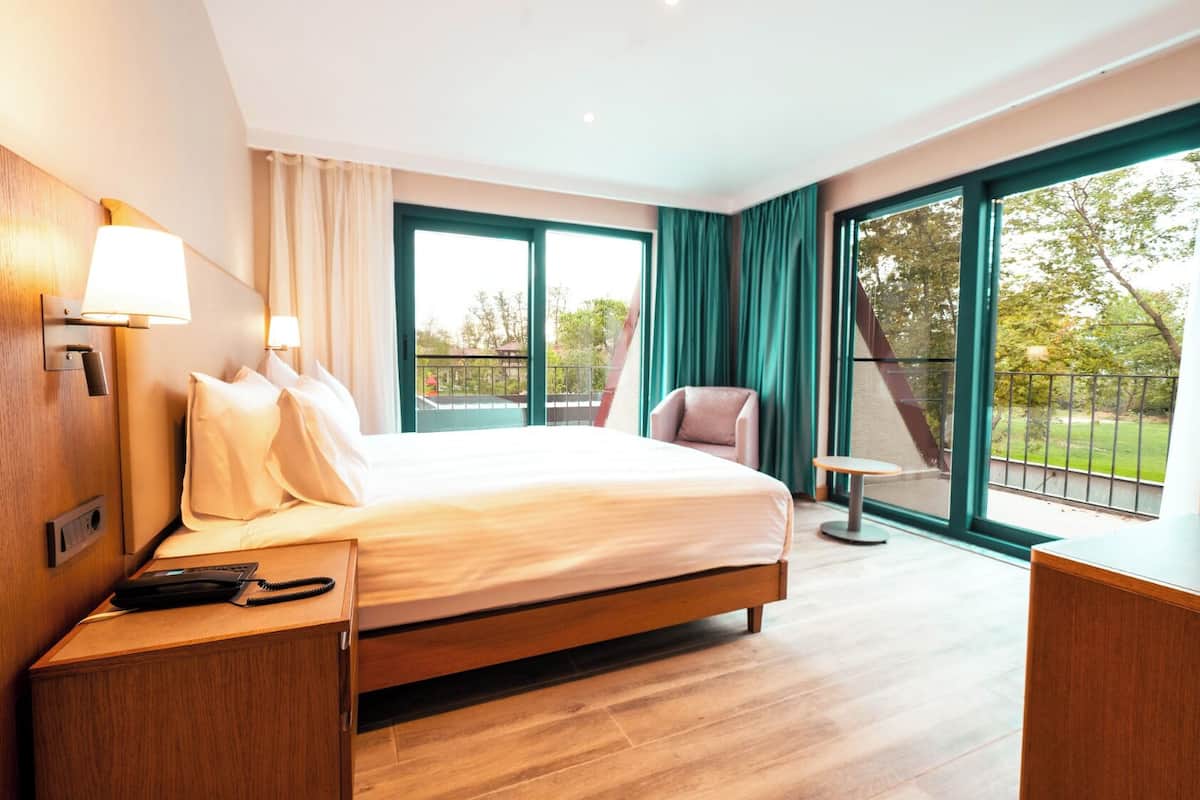 ميني بار وخزنة داخل الغرفة ومكتب وواي فاي مجانًا