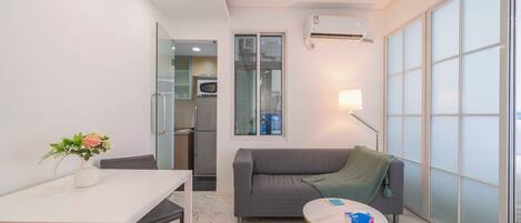 Departamento superior, 1 habitación, cocina, vista a la ciudad | Sala de estar | Smart TV