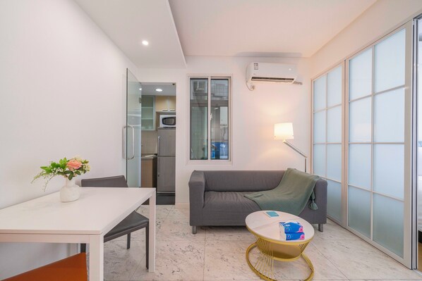 Superior Apartment, 1 Bedroom, Kitchen, City View | Living room | Smart TV