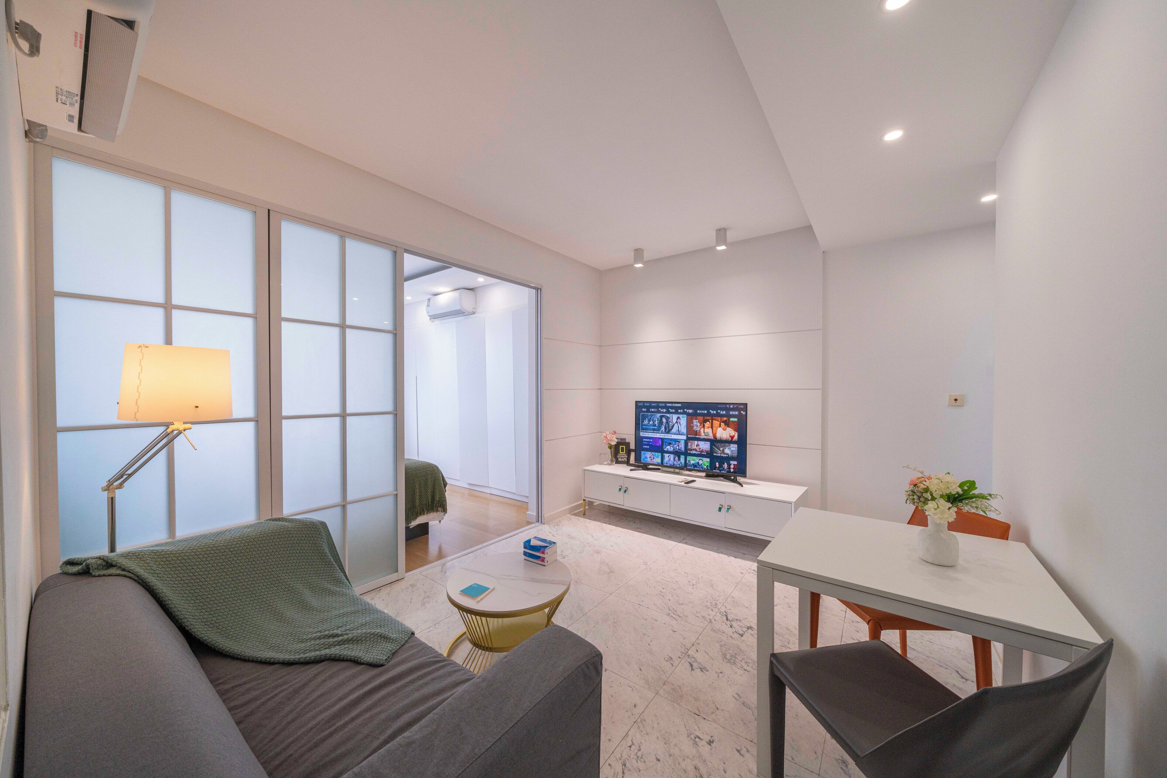 Apartamento superior, 1 habitación, cocina, vistas a la ciudad | Sala de estar | Una Smart TV