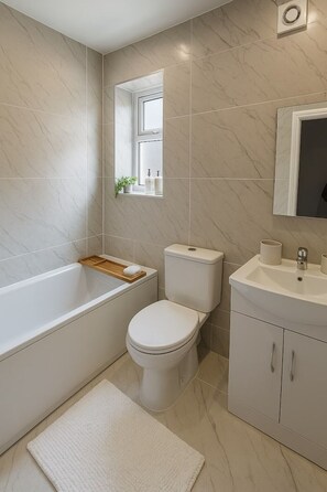 Hiustenkuivaaja, pyyhkeet, saippua, vessapaperi