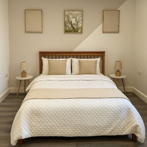 3 عدّة غرف نوم ومكواة/لوح كي وواي فاي وملاءات أسرّة