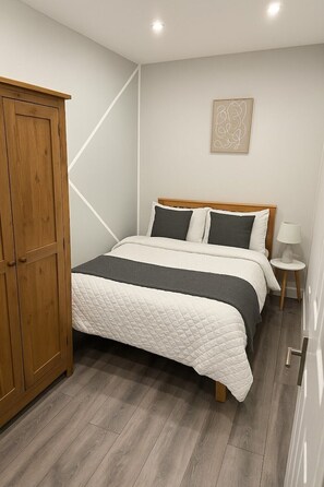 3 عدّة غرف نوم ومكواة/لوح كي وواي فاي وملاءات أسرّة