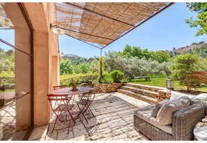 Outdoor dining - La Bohème Chic (Roussillon)