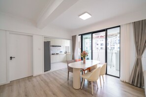 Superior appartement, 2 slaapkamers, uitzicht op de stad | Woonkamer | Een 55-inch smart-tv met kabelzenders