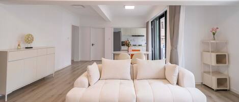 Superior-huoneisto, 2 makuuhuonetta, kaupunkinäköala | Olohuone | 55–tuumainen äly-TV, jossa kaapelikanavat