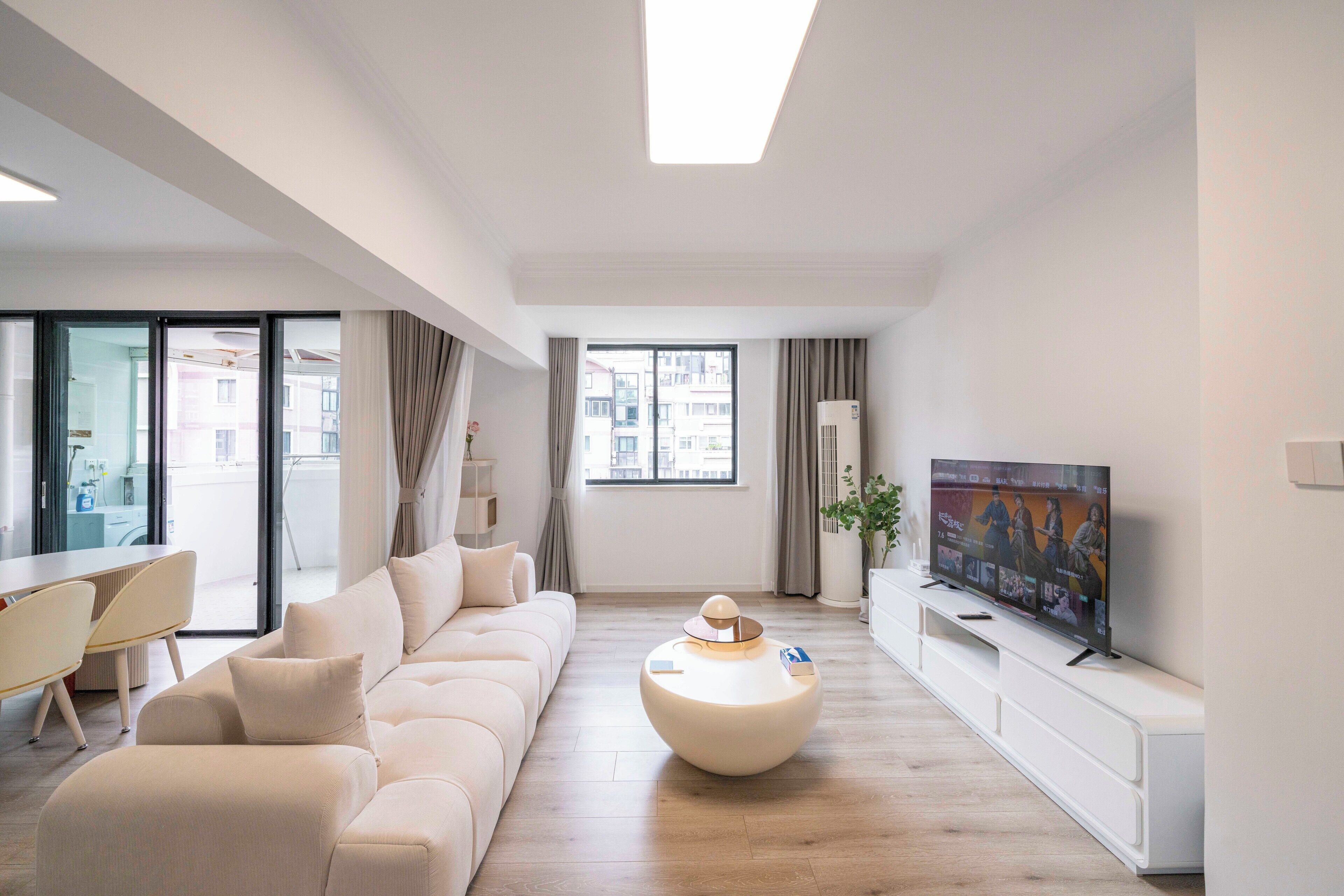 Leilighet – superior, 2 soverom, byutsikt | Oppholdsrom | En 55-tommers smart-TV med kabel-kanaler