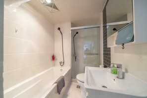 Departamento superior, 2 habitaciones, vista a la ciudad | Baño | Pantuflas 