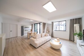 Departamento superior, 2 habitaciones, vista a la ciudad | Sala de estar