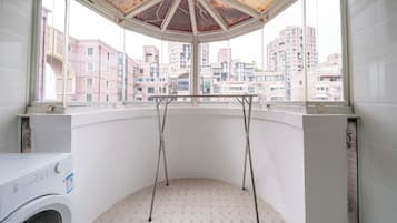 Departamento superior, 2 habitaciones, vista a la ciudad | Balcón
