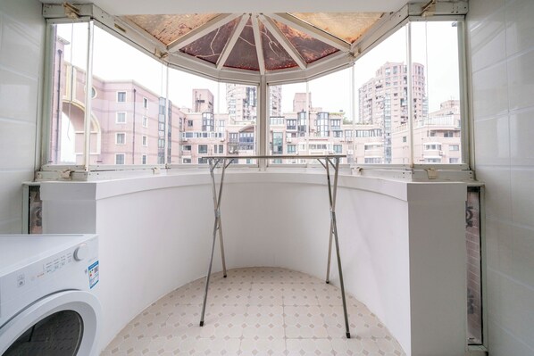 Departamento superior, 2 habitaciones, vista a la ciudad | Balcón
