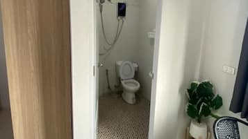 Secador de cabelo, toalhas de banho