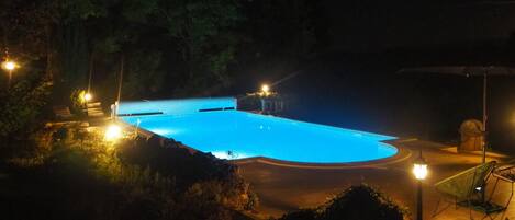 Una piscina al aire libre