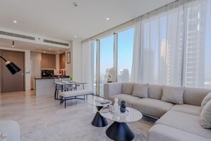 Deluxe-Apartment, Balkon, Stadtblick | Wohnbereich