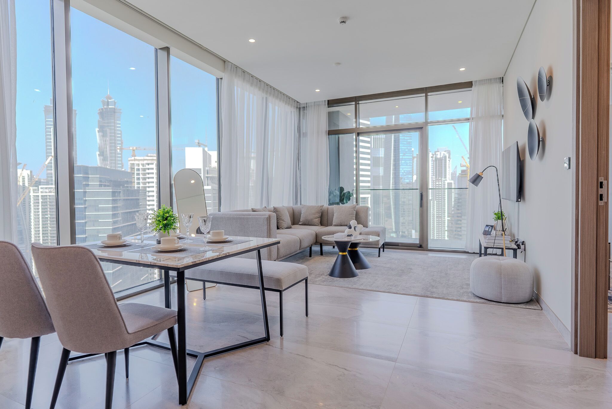 ดีลักซ์อพาร์ทเมนท์, ระเบียง, วิวเมือง | บริเวณนั่งเล่น | สมาร์ททีวี 55 นิ้ว พร้อมช่องดิจิตอล