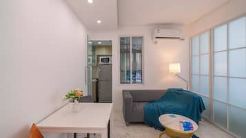 Superior Apartment, 1 Bedroom, Microwave, City View | Living room