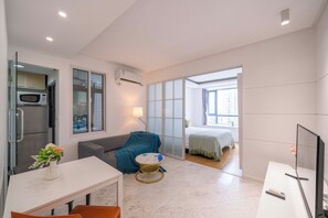 Apartamento superior, 1 quarto, micro-ondas, vista para a cidade | Sala de estar | Smart TV 55 polegadas com canais a cabo
