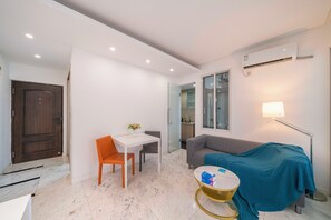 Apartemen Superior, 1 kamar tidur, microwave, pemandangan kota | Ruang keluarga | Smart TV 55-inci dengan saluran TV kabel