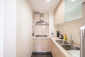 Apartamento superior, 1 quarto, micro-ondas, vista para a cidade | Cozinha americana privada