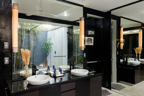 Villa exclusiva, vistas al mar | Baño | Secador de pelo, zapatillas, bidé y toallas