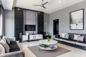 Vila exclusiva, vista para o oceano | Área de estar | Smart TV 43 polegadas com canais digitais