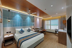 Premier Room | 客房内保险箱、办公桌、遮光窗帘、熨斗/熨衣板
