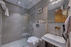 Deluxe room with King Bed | ห้องน้ำ | ของใช้ในห้องน้ำฟรี, รองเท้าสวมภายในห้อง, ผ้าเช็ดตัว, ยาสระผม