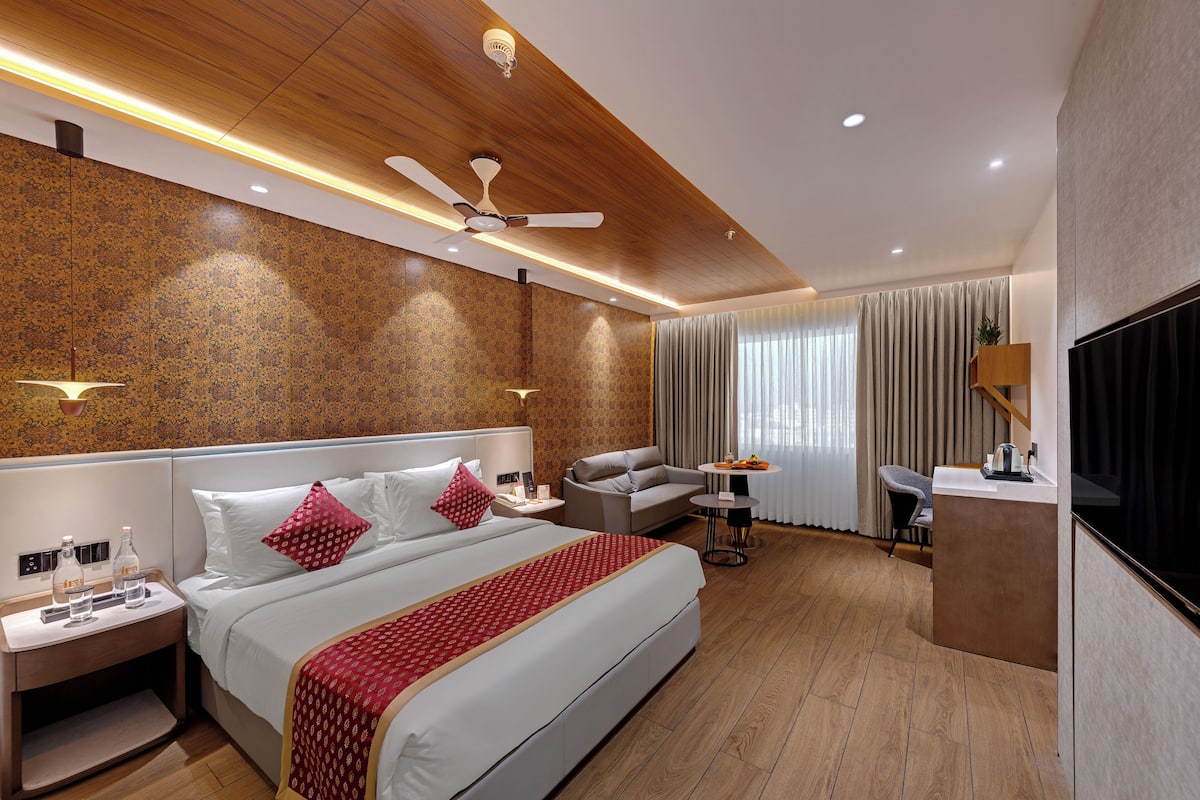 Premier Room | In-room safe, desk, blackout drapes, iron/ironing board