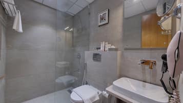 Premier Room | Baño | Amenidades de baño gratuitas, pantuflas, toallas, shampoo